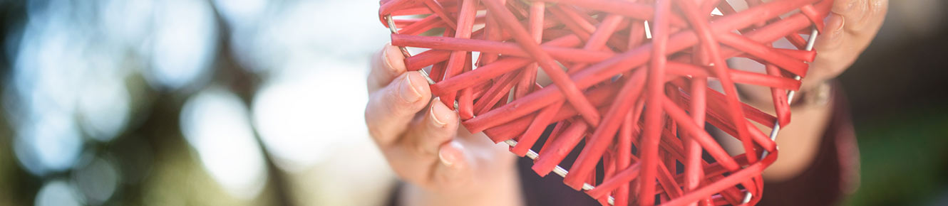 holder wicker heart